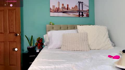 Yanella online show from 28, 11, 2025