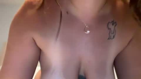 Snapshot of renimoonxo chatting on 24, 6, 2026 renimoonxo online show from 24, 6, 2026