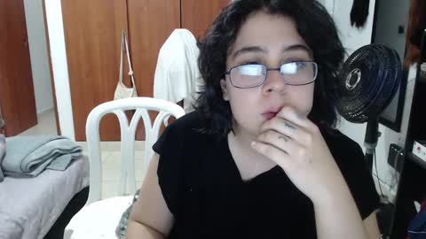 PeachSalinger online show from 16, 9, 2025