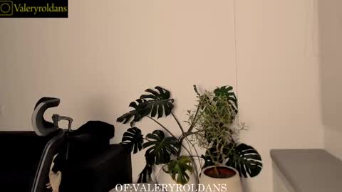 Snapshot of roldansvalery chatting on 28, 2, 2025 Valery Roldans online show from 28, 2, 2025