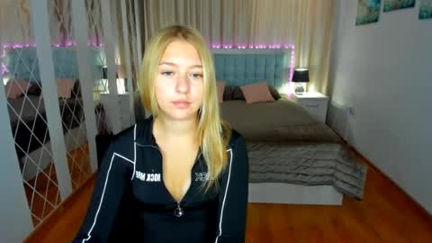 Snapshot of rosarising chatting on 9, 7, 2026 RosaRising online show from 9, 7, 2026