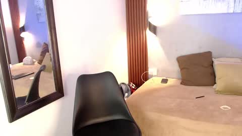 rose_crimson online show from 11, 10, 2025