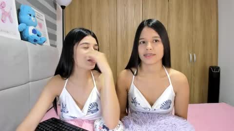 Snapshot of roseandmiah chatting on 22, 4, 2026 Rose y Miah online show from 22, 4, 2026