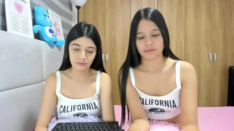 Snapshot of roseandmiah chatting on 5, 5, 2026 Rose y Miah online show from 5, 5, 2026