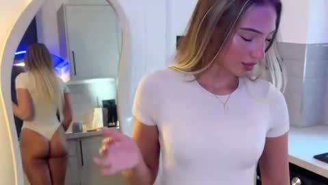 Snapshot of rosebella_ chatting on 25, 6, 2026 Bella online show from 25, 6, 2026