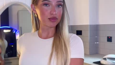 Snapshot of rosebella_ chatting on 15, 7, 2026 Bella online show from 15, 7, 2026
