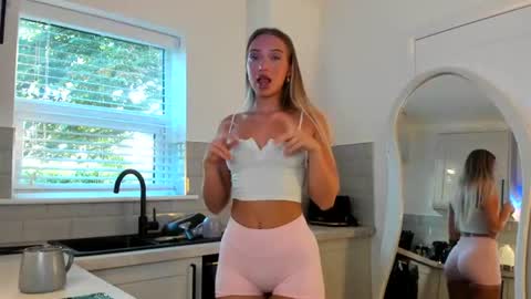 Snapshot of rosebella_ chatting on 31, 7, 2026 Bella online show from 31, 7, 2026