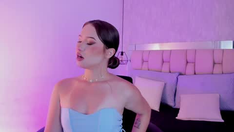 Snapshot of roxie_summers chatting on 5, 1, 2025 Roxie online show from 5, 1, 2025