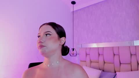 Snapshot of roxie_summers chatting on 5, 1, 2025 Roxie online show from 5, 1, 2025