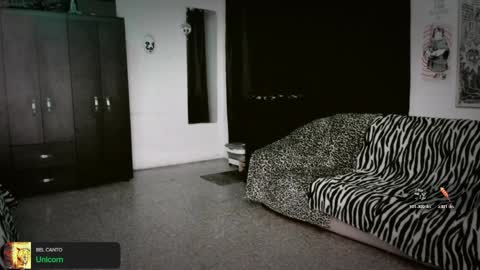 Roxy Independient model Help me to reach 50 thumbs up online show from 31, 3, 2026