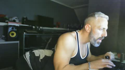 Chico que rico Caliente online show from 19, 1, 2025