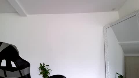  R U S S E L L  online show from 23, 10, 2025