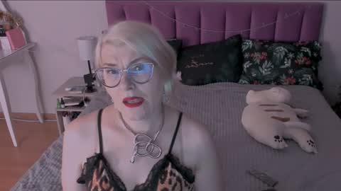 Snapshot of sabrinamacmarren chatting on 4, 1, 2025 Sabrina MacMarren online show from 4, 1, 2025