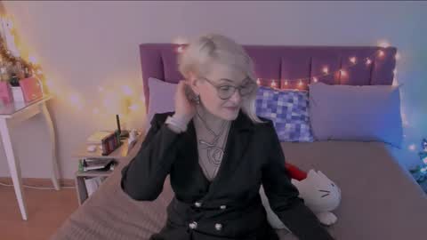 Snapshot of sabrinamacmarren chatting on 7, 1, 2025 Sabrina MacMarren online show from 7, 1, 2025