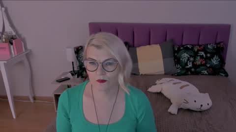 Snapshot of sabrinamacmarren chatting on 2, 2, 2025 Sabrina MacMarren online show from 2, 2, 2025