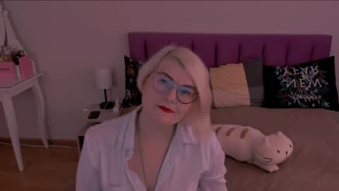 Snapshot of sabrinamacmarren chatting on 4, 2, 2025 Sabrina MacMarren online show from 4, 2, 2025
