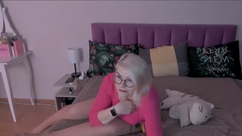 Snapshot of sabrinamacmarren chatting on 4, 2, 2025 Sabrina MacMarren online show from 4, 2, 2025