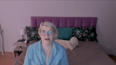 Snapshot of sabrinamacmarren chatting on 6, 2, 2025 Sabrina MacMarren online show from 6, 2, 2025