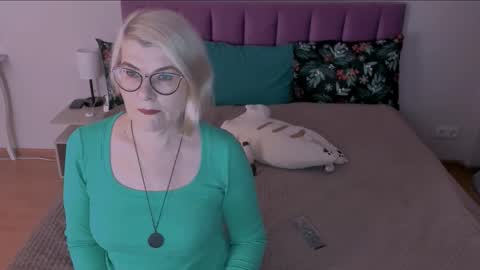 Snapshot of sabrinamacmarren chatting on 9, 2, 2025 Sabrina MacMarren online show from 9, 2, 2025