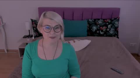 Snapshot of sabrinamacmarren chatting on 9, 2, 2025 Sabrina MacMarren online show from 9, 2, 2025