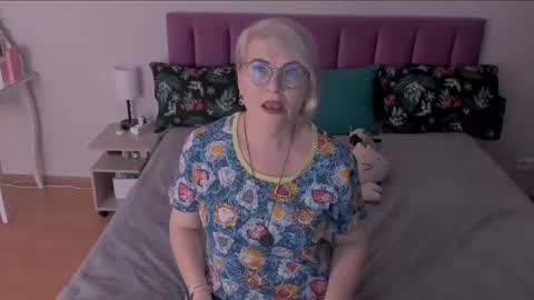 Snapshot of sabrinamacmarren chatting on 5, 3, 2025 Sabrina MacMarren online show from 5, 3, 2025