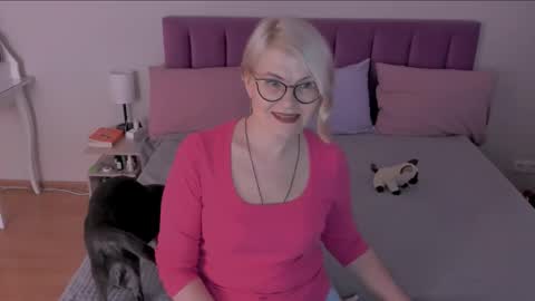 Snapshot of sabrinamacmarren chatting on 12, 3, 2025 Sabrina MacMarren online show from 12, 3, 2025