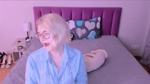 Snapshot of sabrinamacmarren chatting on 8, 9, 2025 Sabrina MacMarren online show from 8, 9, 2025