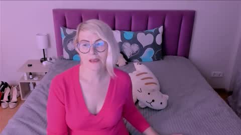 Snapshot of sabrinamacmarren chatting on 9, 9, 2025 Sabrina MacMarren online show from 9, 9, 2025