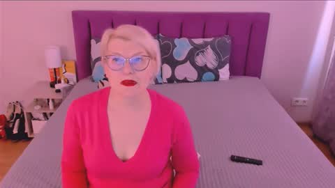 Snapshot of sabrinamacmarren chatting on 8, 10, 2025 Sabrina MacMarren online show from 8, 10, 2025