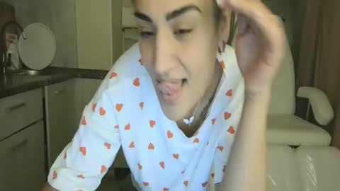 Snapshot of safari_xx chatting on 21, 11, 2025 Queen online show from 21, 11, 2025