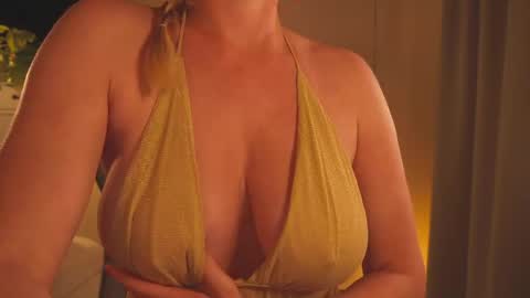 Snapshot of saltedhoney chatting on 26, 4, 2026 IsaBella- online show from 26, 4, 2026