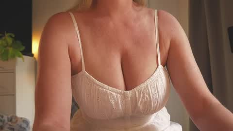 Snapshot of saltedhoney chatting on 21, 5, 2026 IsaBella- online show from 21, 5, 2026