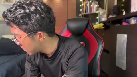 SAMUEL THOMPSON online show from 4, 3, 2025