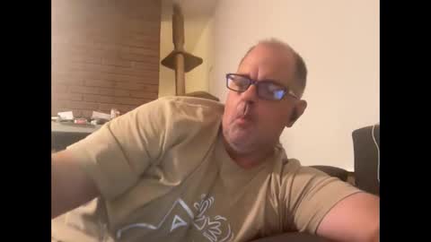 Snapshot of santaklaus77 chatting on 12, 10, 2025 santaklaus77 online show from 12, 10, 2025
