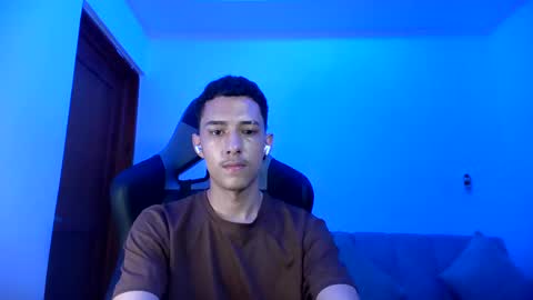 santi_twink19 online show from 1, 2, 2025