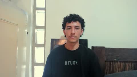 santi_twink19 online show from 9, 10, 2025