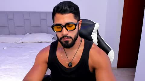 santiago_huntt online show from 16, 4, 2026