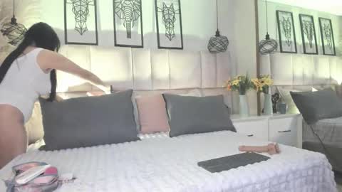 Snapshot of sara__colllins_ chatting on 17, 9, 2025  SARA  online show from 17, 9, 2025