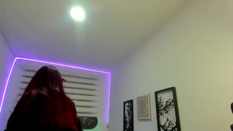sara_red_x online show from 14, 4, 2026