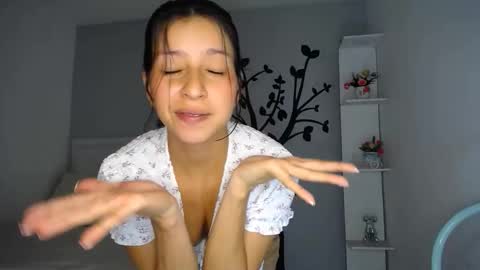 Snapshot of sara_tris chatting on 11, 11, 2025 Sara online show from 11, 11, 2025