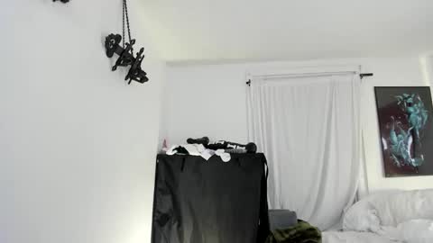Snapshot of saradesirexo chatting on 2, 1, 2025 Sara Desire online show from 2, 1, 2025
