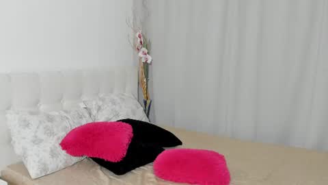 Snapshot of saradusk chatting on 18, 6, 2026 Sara online show from 18, 6, 2026