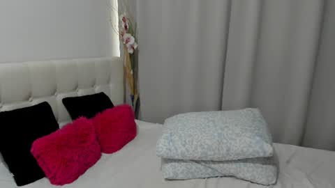Snapshot of saradusk chatting on 4, 7, 2026 Sara online show from 4, 7, 2026