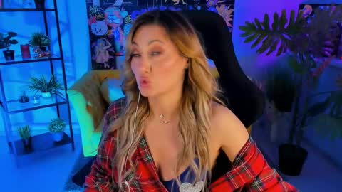 Snapshot of sarahholly chatting on 22, 2, 2025 Divine Sarah NONUDE model online show from 22, 2, 2025