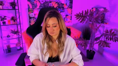 Snapshot of sarahholly chatting on 2, 3, 2025 Divine Sarah NONUDE model online show from 2, 3, 2025