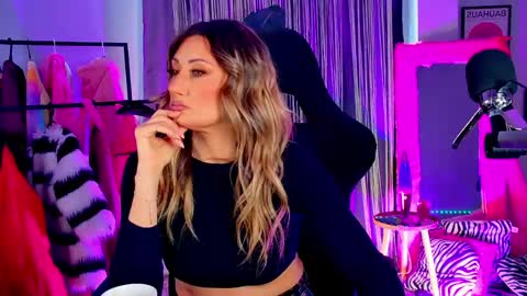 Snapshot of sarahholly chatting on 3, 5, 2026 Divine Sarah NONUDE model online show from 3, 5, 2026
