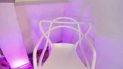 Sarahnovoa  online show from 18, 12, 2025