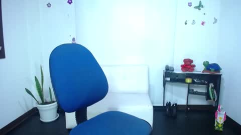 Saraloves online show from 14, 1, 2025