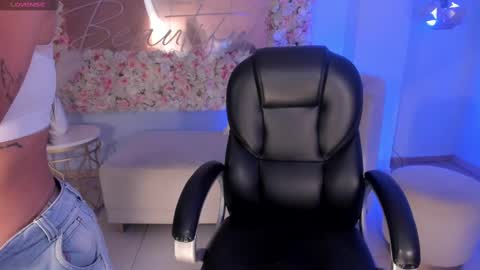 Sara Winstone online show from 2, 3, 2025