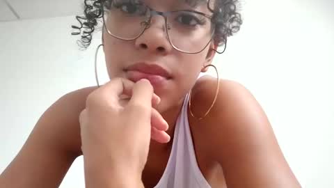 Snapshot of sasha_fox0 chatting on 31, 1, 2025 emy online show from 31, 1, 2025